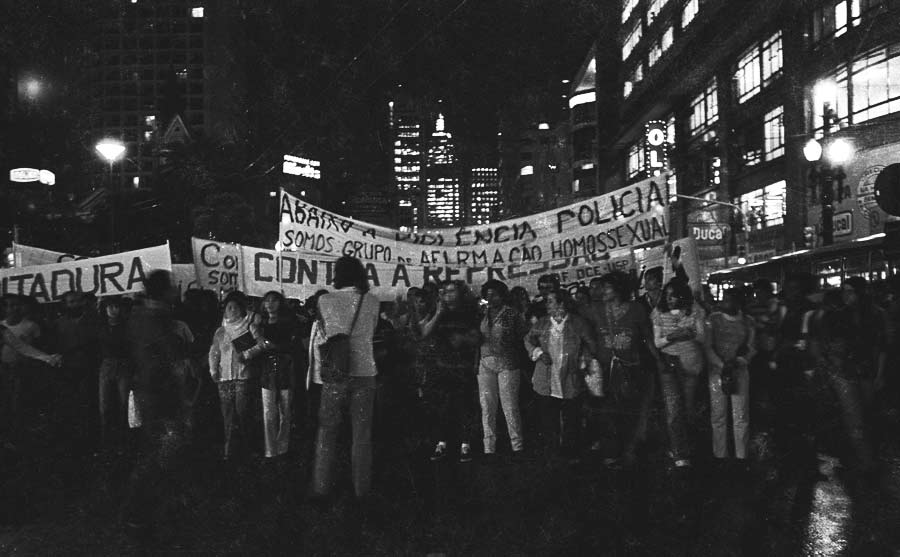  À direita, manifestação realizada por 13 organizações contra a violência policial.